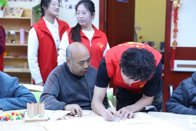 天使青年志愿服务团走进西安附医养老中心j9九游会真人第一品牌陕西工商职业学院(图5)