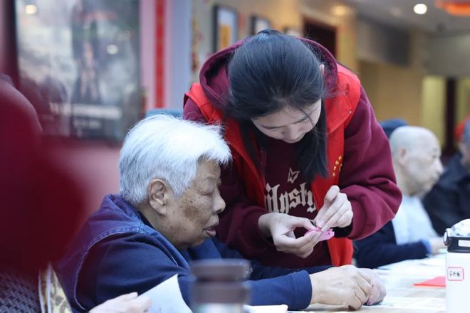 天使青年志愿服务团走进西安附医养老中心j9九游会真人第一品牌陕西工商职业学院(图2)
