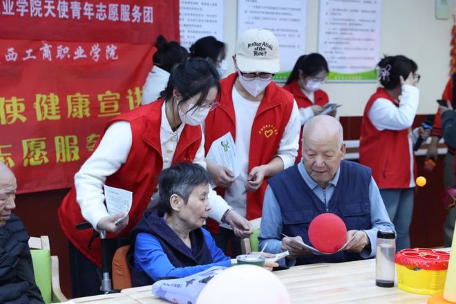 天使青年志愿服务团走进西安附医养老中心j9九游会真人第一品牌陕西工商职业学院(图6)