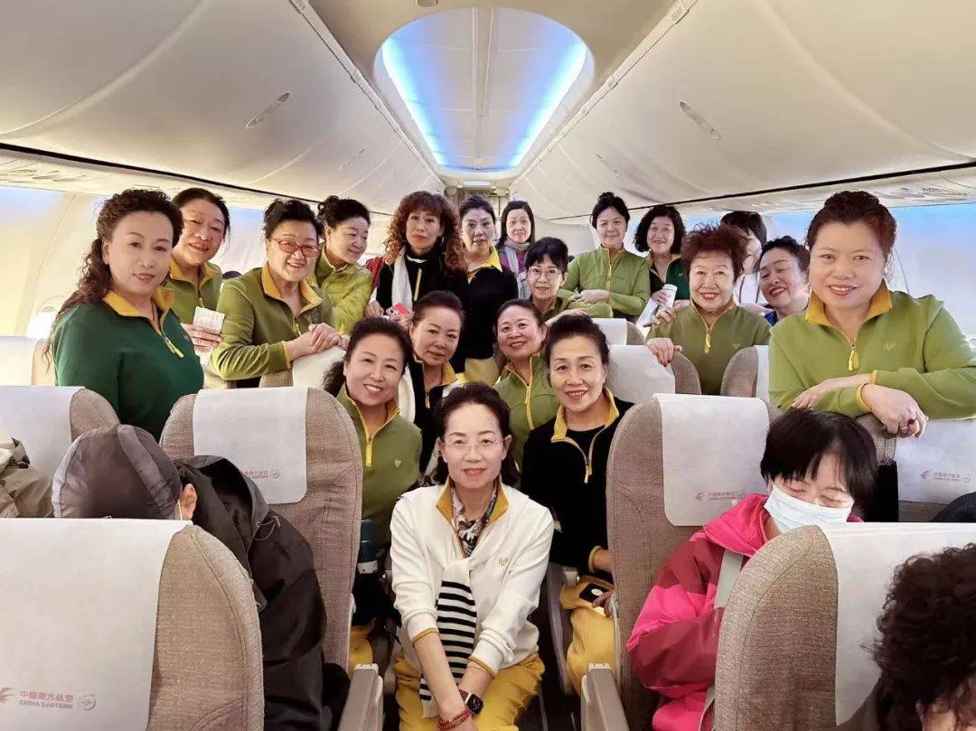 务身体不适旅客、小旅客、首乘j9九游会登录乘务组暖心服(图1)