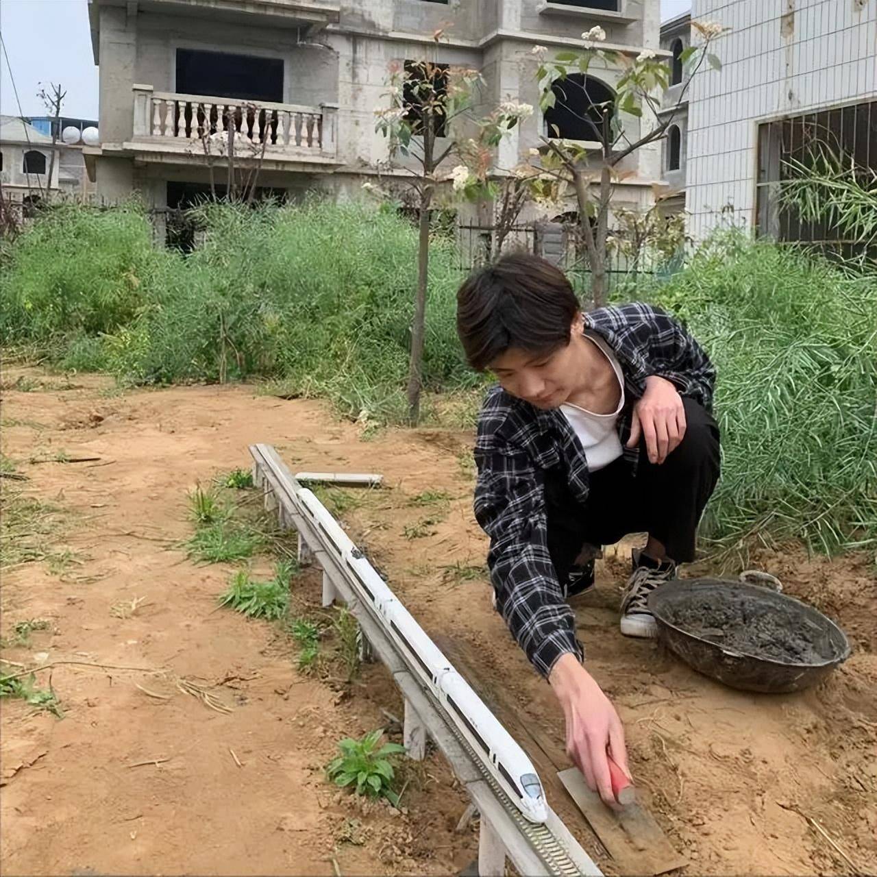 铁穿隧道还能变轨网友:农村基建狂魔九游会网站河南21岁小伙在菜地建高(图10) 铁穿隧道还能变轨网友:农村基建狂魔九游会网站河南21岁小伙在菜地建高(图10)